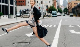 网红街拍模特吃瓜,模特现场“吃瓜”瞬间，时尚与趣味并存